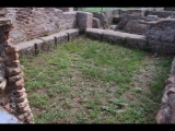 03047 ostia - castrum - decumanus maximus - caseggiati del portico delle mura del castrum (i,i,3) - westlicher laden an der decumanus maximus - bli ri sueden - 09-2022.jpg